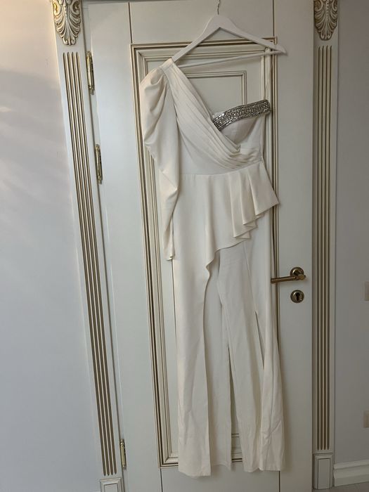 Білий жіночий комбінезон