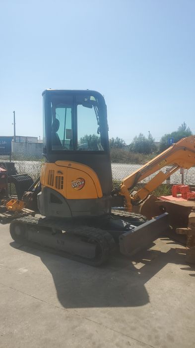 Mini giratória e carrinhas basculantes com manobrador