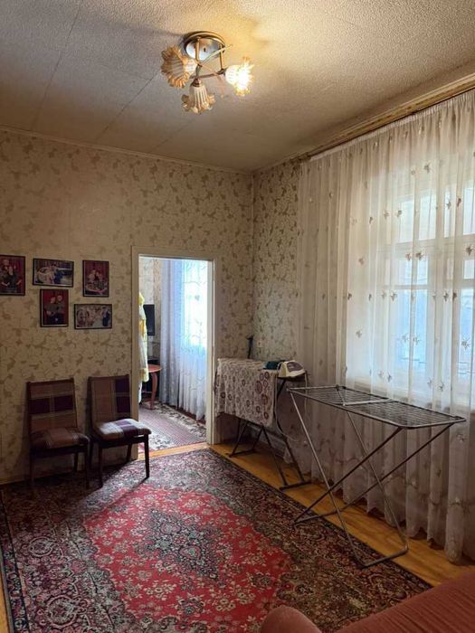 пів будинку, окремий дворик, Є ГАРАЖ, КОТЕЛ