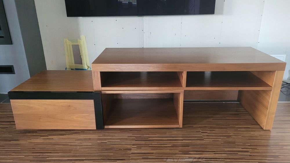 Półka RTV z regulacją szerokości.