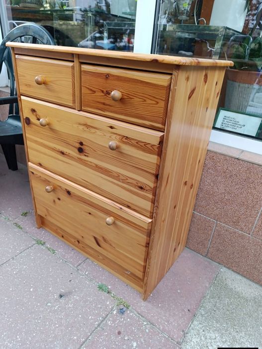 Sosnowa szafka na buty .