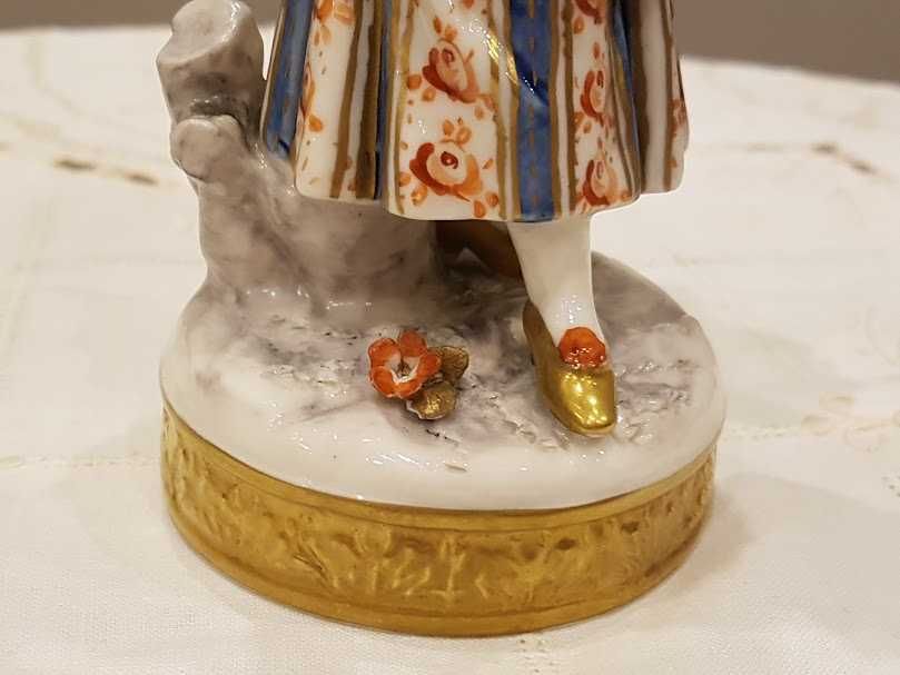 Figurka "Kobieta z koszem kwiatów", porcelana Turyngia.
