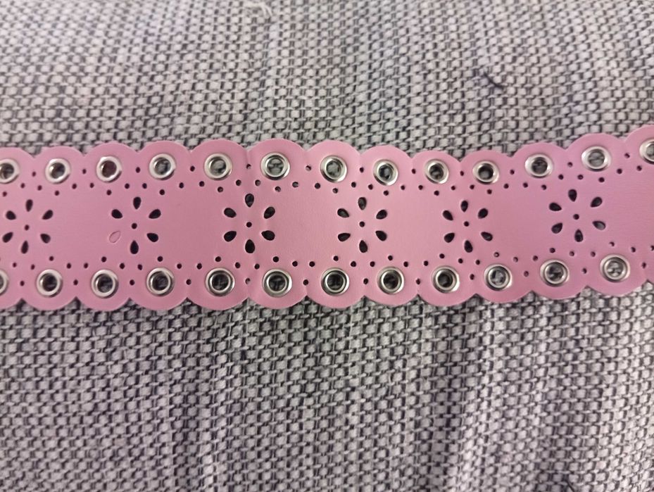 Cinto cor de rosa com desenhos de flores
