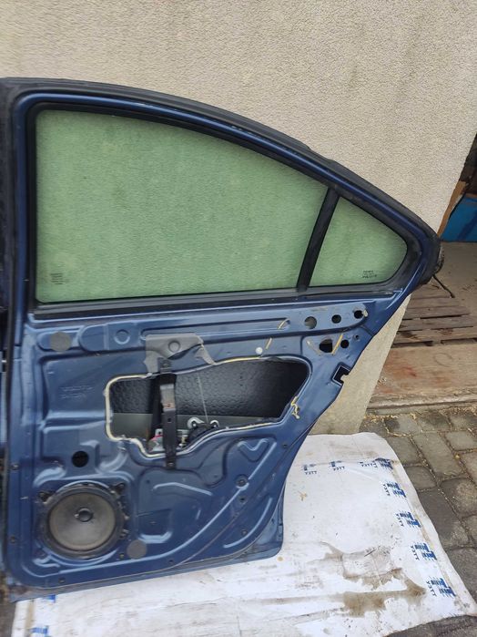 Drzwi prawe i lewe oraz tylna klapa bagażnika