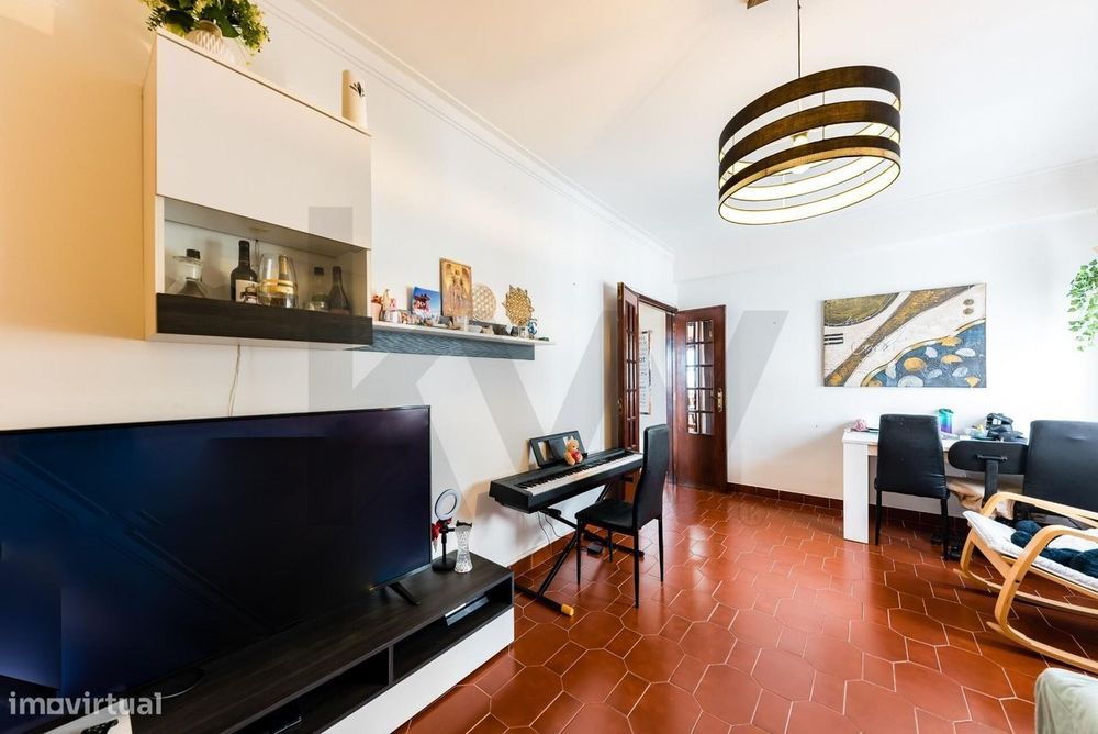 Apartamento T3 com arrecadação junto à estação das Mercês Sintra