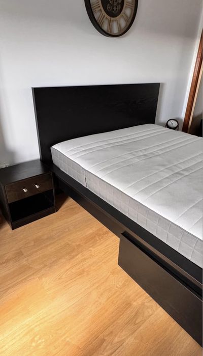 Cama casal com arrumação e colchão