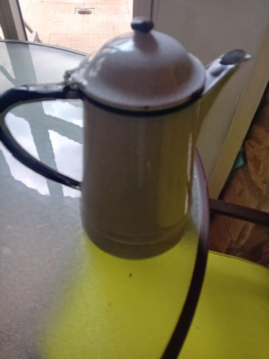 Vende cafeteira antiga em esmalte