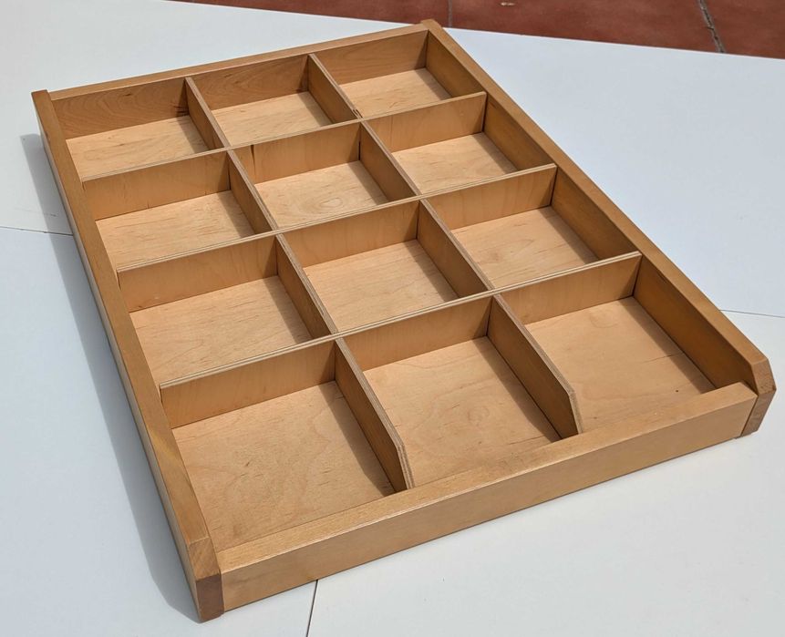 1 Tabuleiro IKEA extraível c/divisórias (em madeira maciça, com calhas) 50x58 cm