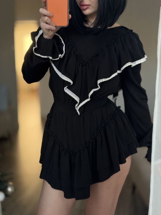 Чорна комбінезон-сукня з рюшками та білою обробкою з акцентом на таліі