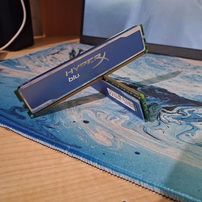 Оперативка 8х2 (16 гб) Kingston huperX blu ddr3,