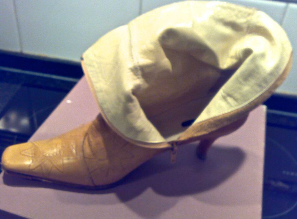 Botas em pele usadas em bom estado