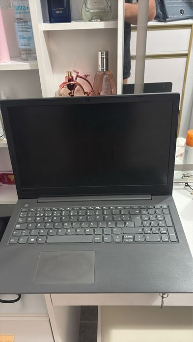 Lenovo V130 cinza