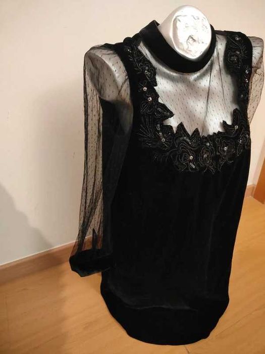 Blusa preta de veludo e tule com bordados florais e lantejoulas
