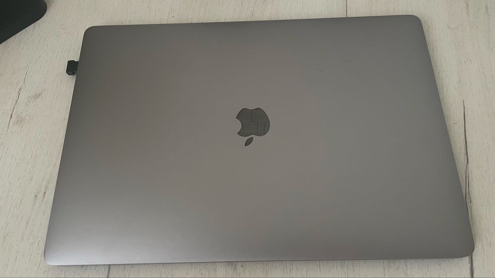 Macbook pro 15 2018  I7 , 16 озу, 512 гб  ссд , ТОРГ
