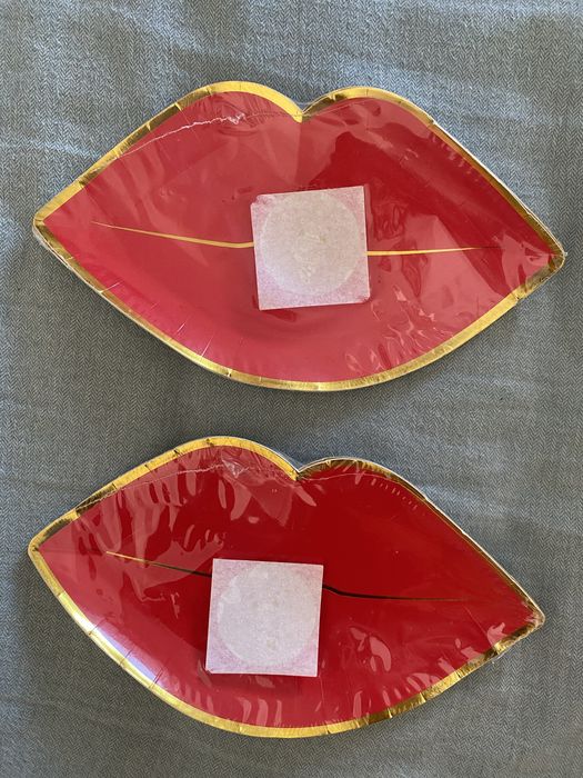 Diversos pratos de papel com diferentes formatos