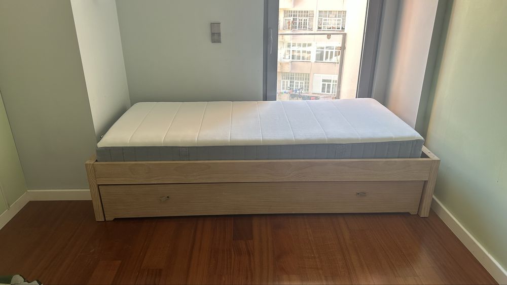 Cama madeira com cama embaixo + 2 colchoes