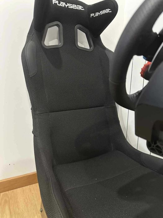 Playseat com volante Logitech g29