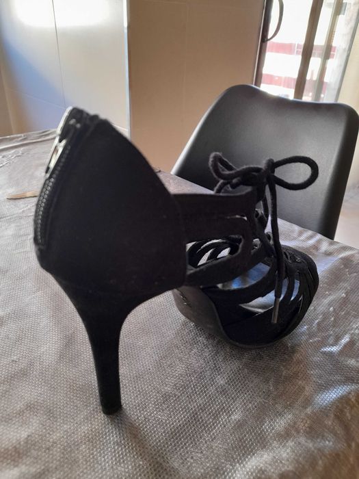 SANDÁLIAS PRETAS COMPENSADAS