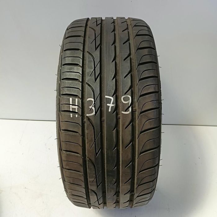 Opona 235/35/19 Three-a P606 (H379)