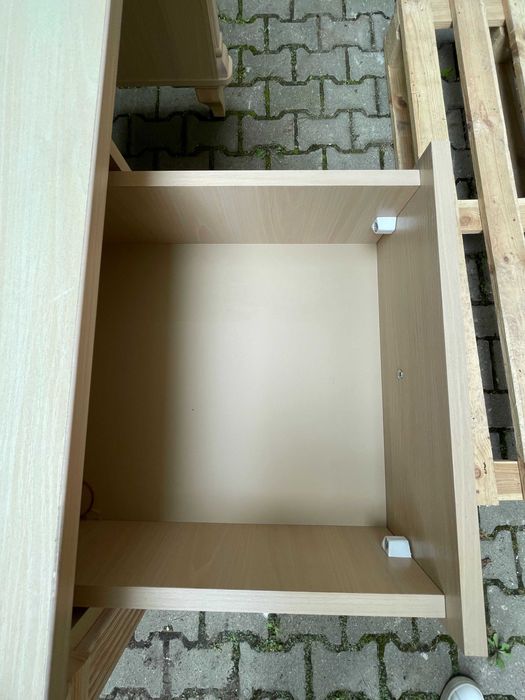 -->DO PRACY I NAUKI: Solidne biurko drewniane z pakietem udogodnień.