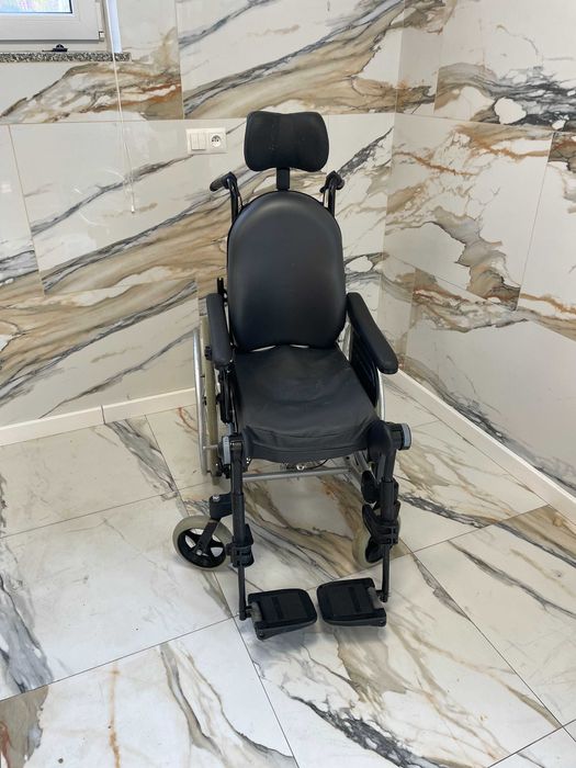 Invacare Rea Clematis 39 - wózek inwalidzki specjalny
