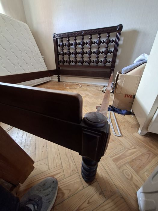 Cama de casal e quarda fatos em mogno