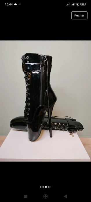 Botas PUNISHMENT com salto agulha estremo e cadeado PRETO VERNIZ