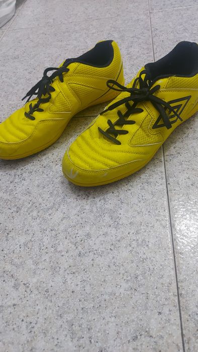 Sapatilha de futsal Umbro tamanho 42
