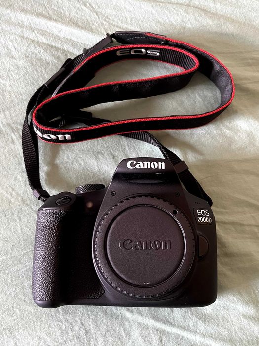 Câmara Canon EOS 2000D + Objetiva EF-S 18-55mm + Bateria + Carregador.