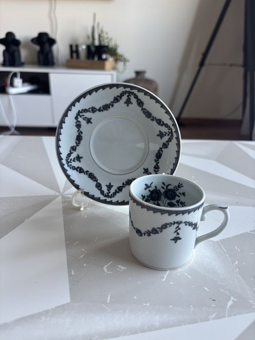 Chávena de Café Vista Alegre com Pires – Decoração Cinzento-escuro e Dourado