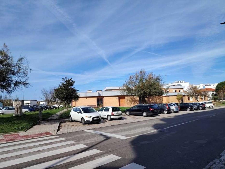 Espaço comercial em gaveto com 3 montras