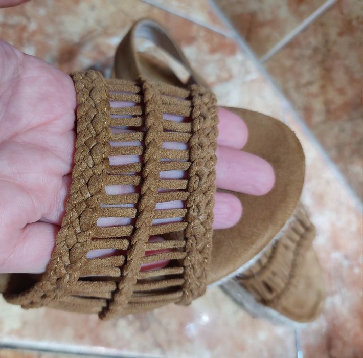 Buty plecione na koturnie