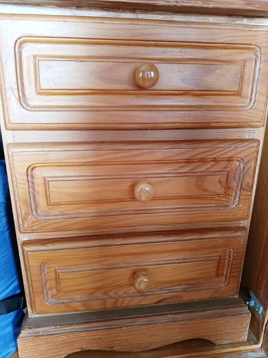 Guarda-fato e mesa de cabeceira