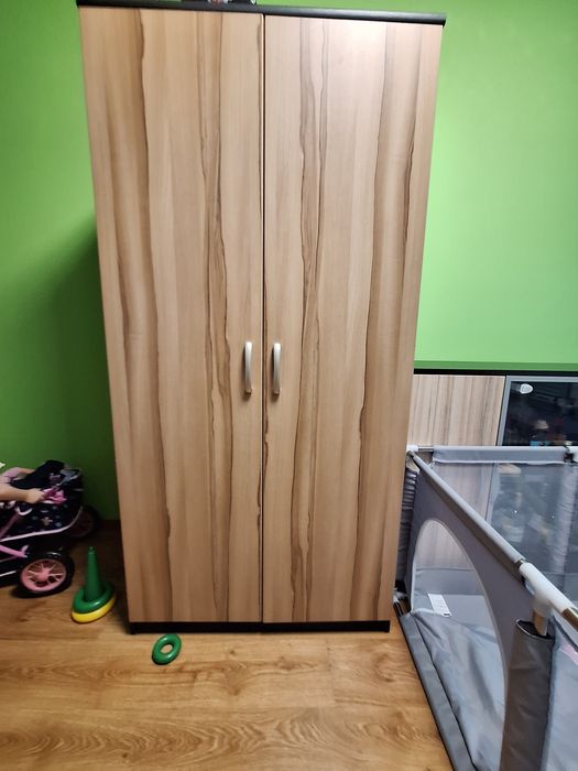 Sprzedam komodę z szafą z jednego zestawu.