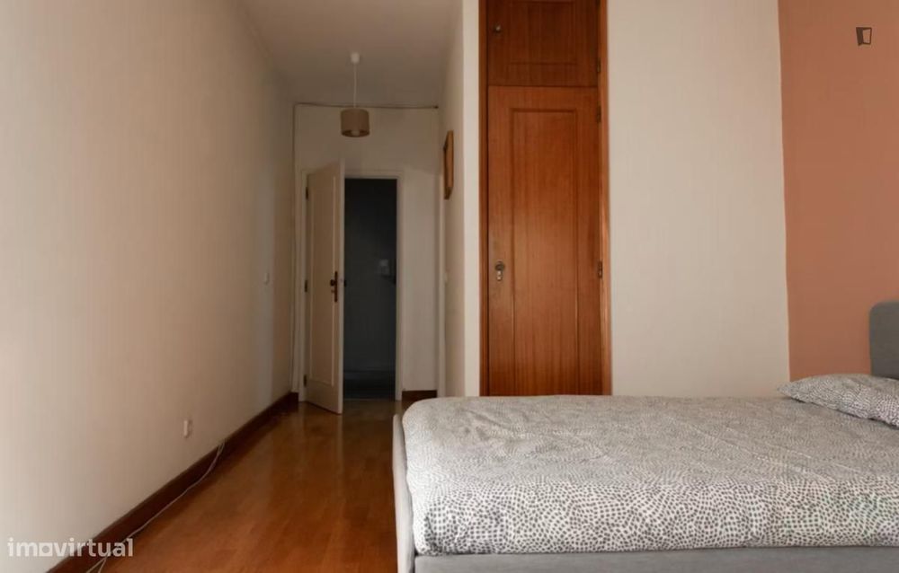 Quarto - localizado em Paranhos Porto