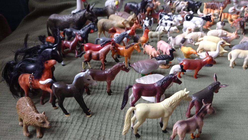 Figurki zwierzątka konie psy koty farma 80 elementów