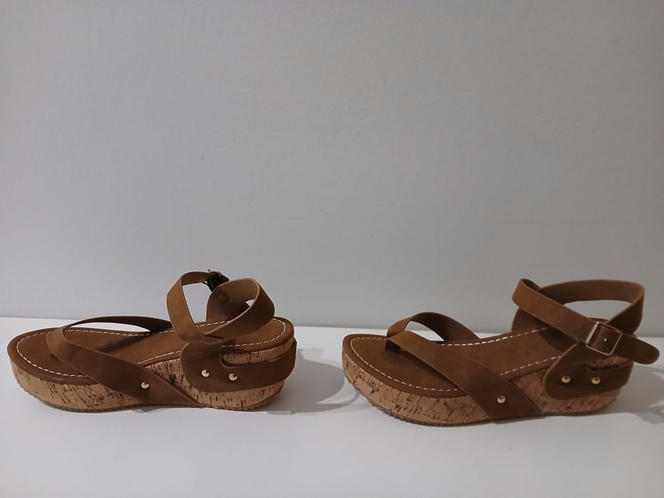 Sandálias castanho claro com tachas douradas
