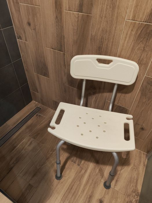 Taboret prysznicowy z oparciem.