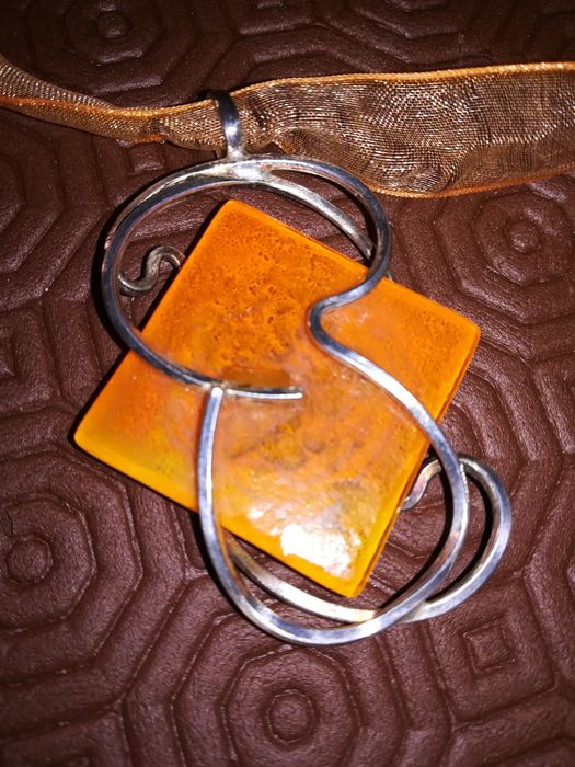 Fio em prata com pedra laranja