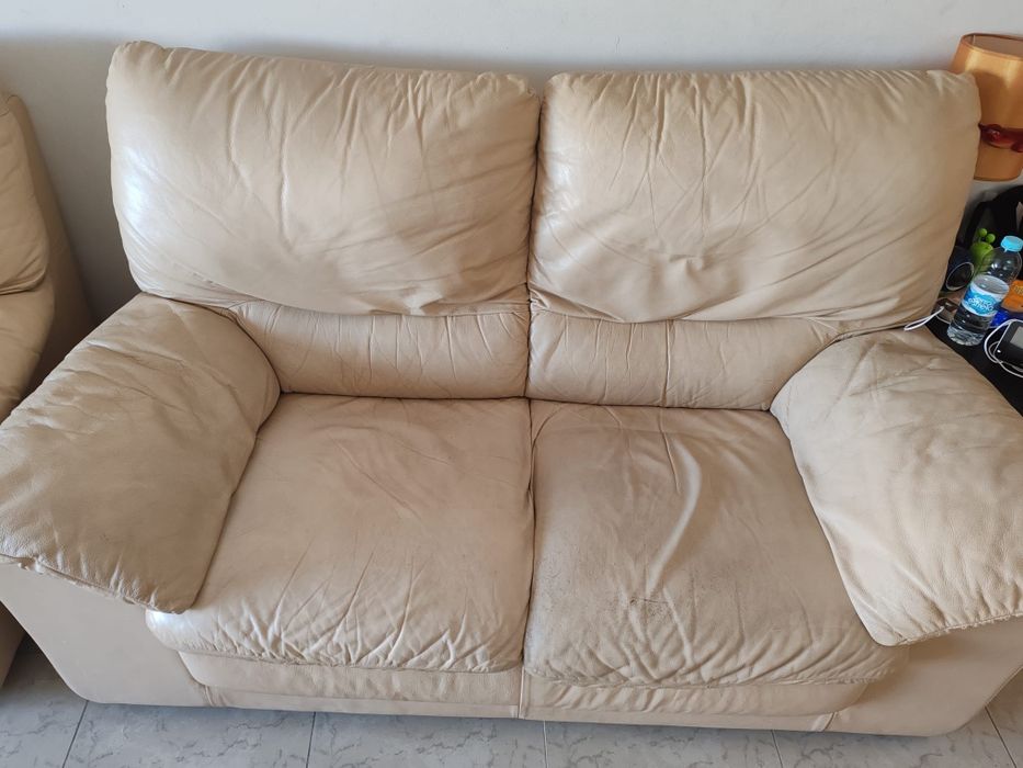 Conjunto de sofás brancos em pele.