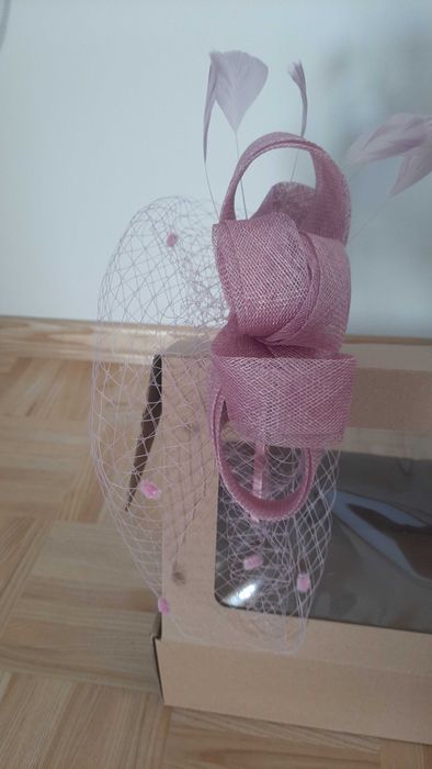 fascynator z siateczką na opasce