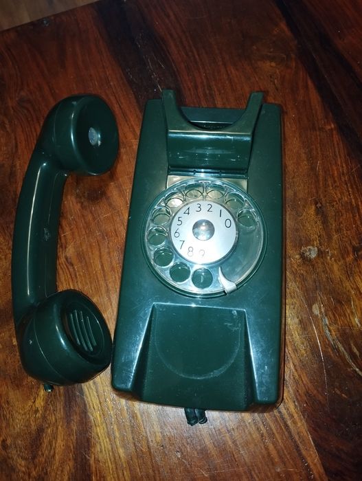 Stary telefon stacjonarny w kolorze zielonym
