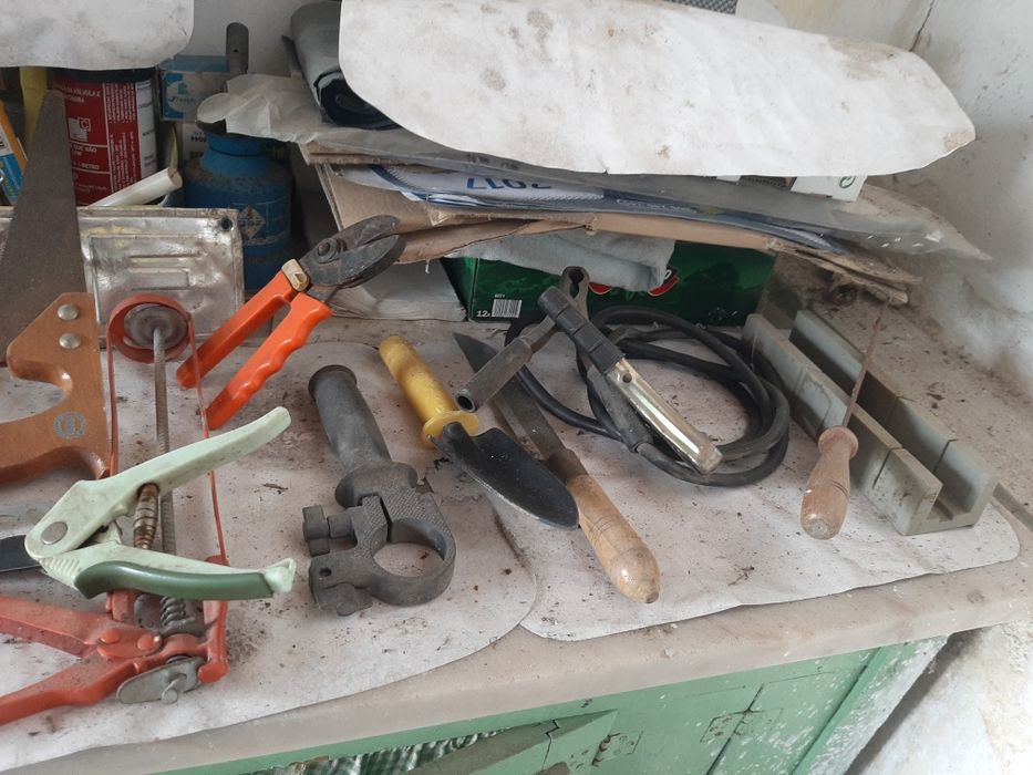 Serrote antigo com cabo trabalhado,em madeira.