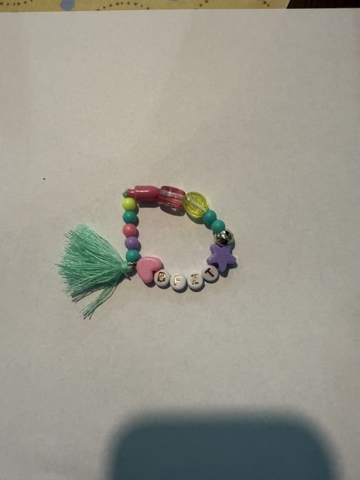 Pulseiras feitas pela minha filha de 6 anos que me pediu para vender