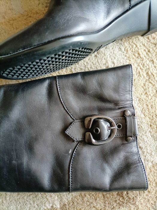 Bota preta alta número 36.