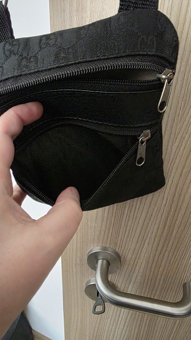 Mała czarna torebka saszetka.