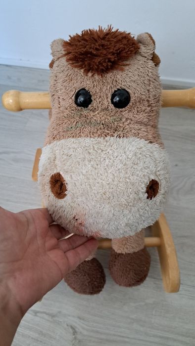 Cavalo baloiço criança