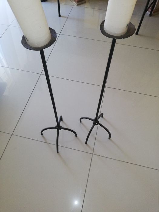 2 castiçais em metal com vela
