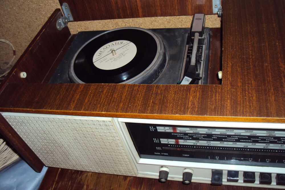 Продам радиолу рекорд- 311