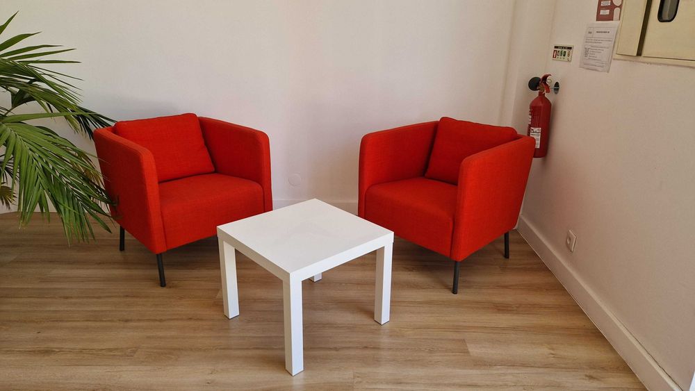 2 Poltronas Ikea EKERÖ Vermelhas – Conforto e Estilo